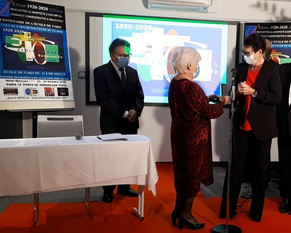 Annie d'Herpin, Vice-Présidente du Comité du Centenaire remet une Médaille Commémorative du Centenaire Hommage à l'Ecole de PARIS 1920-2020 0 Madame Cazorla, épouse du peintre Cazorla-Cazo