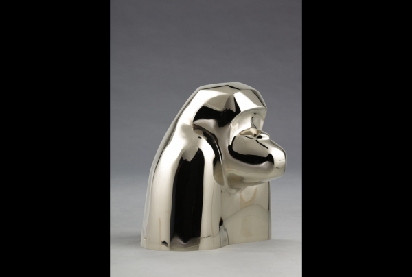 “Oscar” – vue de 3/4. Chimpanzé, Bronze nickelé. Fonte Rosini. Edition originale numérotée. 28 h x 29 l x 30 p. Oeuvre de Marie Louise Sorbac. Collection de bronzes “absolues”