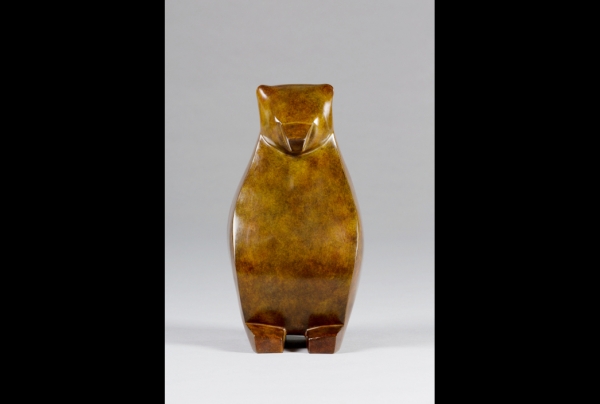 “Prosper” – vue de face. Ours, bronze patiné. Fonte Paumelle. Edition originale numérotée. 40 h x 18 l x I9 p. Oeuvre de Marie Louise Sorbac. Collection de bronzes “absolues”