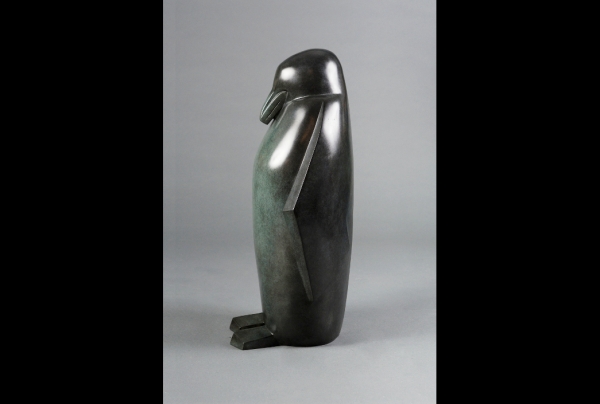 “Patagonia” – vue de profil. Manchot, bronze patiné. Fonte Susse. Edition originale numérotée. 64 h x 35 l x 27 p. Oeuvre de Marie Louise Sorbac. Collection de bronzes “absolues”
