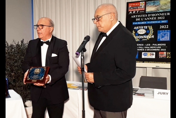 Attribution de la Plaquette avec Médaille d'Artiste d'Honneur de l'Année 2022 à Bob Chatelain, aquarelliste.
