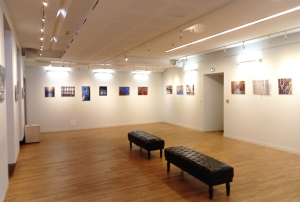 Une salle présente les amis photographes invités du peintre, qui participent à mieux faire comprendre le paysage des villes au public, avec des photos aux styles inattendus d'architectures urbaines dans la modernité à travers le monde.