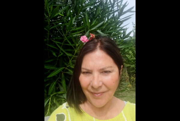 Rita CAU, détient les clés d'un figuratif modernisé, très actuel, qui fait corps avec les savoirs des grands maîtres de la peinture, elle en prolonge dans le XXIe s. l'amour de la Nature, de scènes, personnages, prouvant à son tour qu'art et vie sont unis