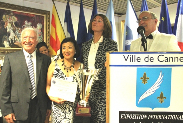 SOON WHA SHIN (COREE) FESTIVAL INTERNATIONAL DES ARTS ARTISTES DU MONDE  A. ANTOLINI PRESIDENT DU JURY AU PALAIS DES FESTIVALS CANNES REMISE DES PRIX © EDMC-MD