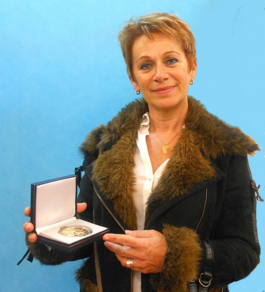 ISABELLE GELI. SON REGARD PICTURAL SUR LE PAYSAGE PORTUAIRE, SON STYLE,L'ENSEMBLE DE SON OEUVRE,LUI ONT PERMIS DE DECROCHER LA MEDAILLE  