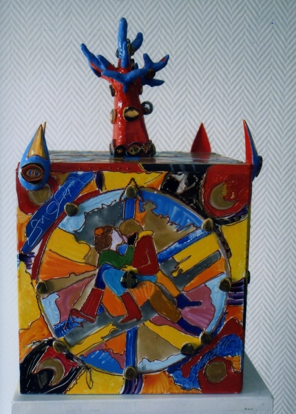 Iga Gielniewski. oeuvre statuaire en céramique peinte. Vue de côté.