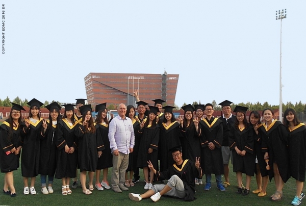 Université de l'Hebei Chine - Etudiants chinois - au centre, Antoine Antolini - 2016 © EDMC