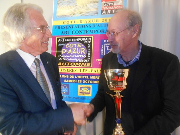 le président du Jury  Alain DELIC, félicitant  Marc LEJEUNE, Grand Prix de Peinture 2017 