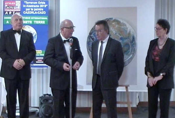 PARIS 2019 10/10.Hommage artistique international à la Planète Terre.  Salons de l'Hôtel Mercure * * * * Paris 19 ème. Les représentants du Comité de l'Hommage et le peintre Cazorla-Cazo.