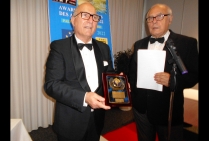 Le Comité du Jury au moment du Palmarès annonce l'Attribution de la Plaquette d'Honneur avec Award Européen des Arts, Année 2022 à PICH, peintre, Lauréat du Palmarès national.