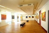 Le peintre contemporain Gérard SUISSIA expose au Château de SOLLIÈS-PONT (Var) Une superbe Exposition dans un haut lieu du patrimoine. On peut voir les Paysages Urbains de diverses capitales, dont des éléments essentiels sont peints en art abstrait. 