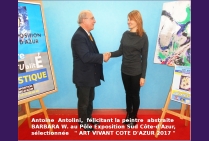 La peintre BARBARA W. ici au Pôle Exposition, félicitée par Antoine Antolini, du Comité de Séléction des Expositions 2017 